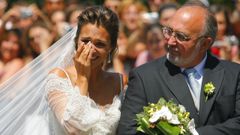Paula Echevarr�a, muy emocionada, junto a su padre el d�a de su boda con David Bustamante en el 2006