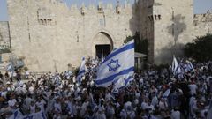 Participantes en la marcha ultranacionalista, junto a la Puerta de Damasco, en Jerusal�n Este