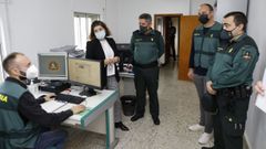El equipo especializado en ciberdelincuencia de la Guardia Civil de Santiago durante su presentaci�n, con la subdelegada del Gobierno en A Coru�a, Mar�a Vi�as