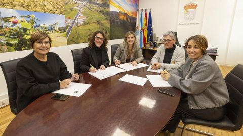Firma del convenio, ayer, en en el consistorio de Vimianzo 
