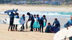 Integrantes de Aspaneps participaron en los bautismos de surf de Equiocio.
