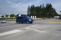 Dos turismos, circulando ayer en el cruce igual que el coche del conductor fallecido el martes. 