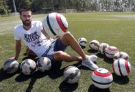 El delantero de Palmeira acudi� al campus del Puebla a echar una mano a su amigo Carde�osa. 