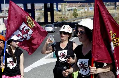 <span lang= es-es >Marcha minera</span>. Un centenar de mujeres de mineros de Asturias, Le�n y Arag�n llegaron a Madrid en defensa del sector.