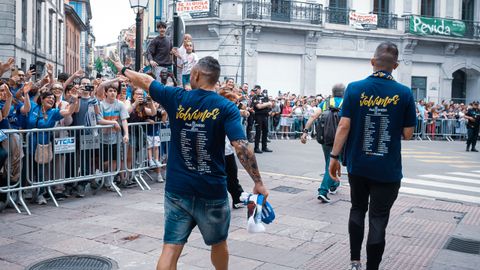 Cientos de personas durante la celebraci�n del ascenso a Primera Divisi�n del Real Oviedo