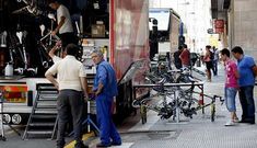 Equipos como el Cofidis llegaron ya a Pontevedra, para una ronda que recorre el martes Deza y Tabeir�s.