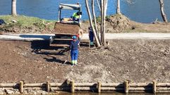 Tareas de explanaci�n en el sendero que rodea la laguna 