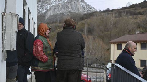 Vecinos de Villaman&iacute;n (Le&oacute;n) durante el registro de las papeletas en la localidad