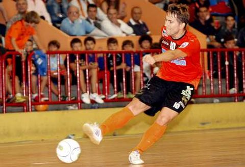 Matamoros dispara a porter�a en la visita de ElPozo a Burela en la primera vuelta del campeonato.