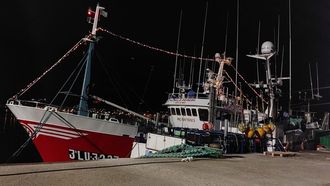 El volantero Albelo Primero, en imagen, permanece amarrado en Celeiro�estos d�as con iluminaci�n navide�a por iniciativa del patr�n y el motorista, como destaca su armador, Domiingo Rey