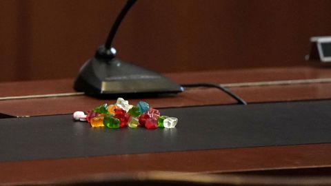 Imagen de la mesa que el actor Johnny Depp ocupa durante el juicio y donde acumula un montón de gominolas