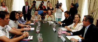 Los vecinos de Angrois, a la izquierda, conocieron la decisi�n de Fomento de boca de Pastor, junto a Curr�s.