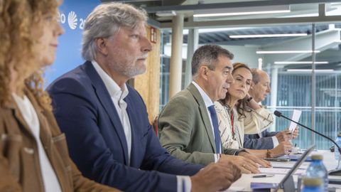 El conselleiro de Educaci&oacute;n, Rom&aacute;n Rodr&iacute;guez (en el centro), ayer durante la rueda de prensa que concedi&oacute; en Santiago. A su izquierda en la imagen, la directora xeral de FP, Mar&iacute;a Eugenia P&eacute;rez, el secretario xeral Manuel Vila; a su derecha, la directora xeral de Innovaci&oacute;n Educativa, Judith Fern&aacute;ndez; y el de Recursos Humanos, Jes&uacute;s Manuel &Aacute;lvarez.
