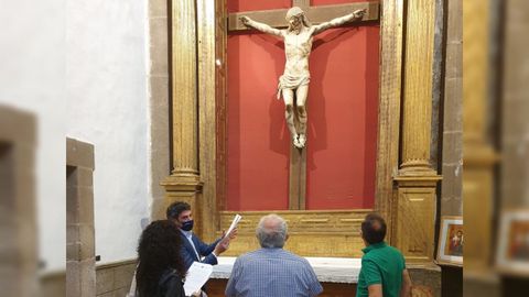 Una imagen del retablo del Santo Cristo tomada en agosto del ao pasado, durante una visita al Colegio de la Compaa efectuada por el delegado territorial de la Xunta, Javier Arias