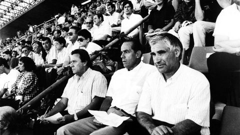 ARSENIO IGLESIAS, LUIS SUREZ Y LUIS MOLOWNY (DE DERECHA A IZQUIERDA), EN EL PALCO DE RIAZOR DURANTE LA DISPUTA DEL TERESA HERRERA DE 1987.