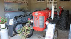 El Ferguson TE20 _el de color gris_ marc� un hito en la historia de la mecanizaci�n agraria moderna