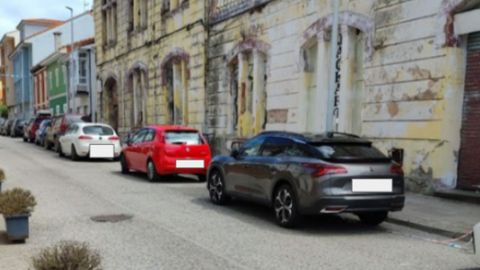 Coches mal aparcados en San Juan de la Arena