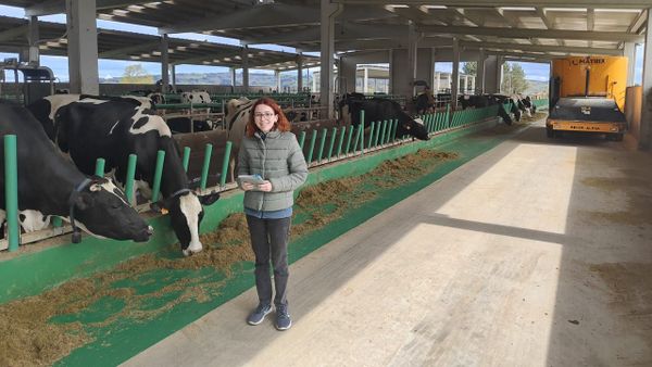 Aina Mena, en su explotaci�n, destaca que la tecnolog�a es cada vez m�s necesaria en el campo.