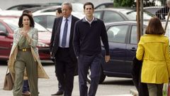 Rosario Andrade acompa�ando a su hijo a declarar en el juzgado de Vigo