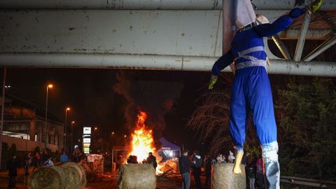 Contin�a el corte del acceso a la ciudad