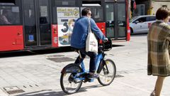 Un usuario de BiciCoru&ntilde;a circulando por la Marina