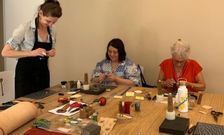 Participantes en el taller de artesan�a de cuero desarrollado en Ribadavia