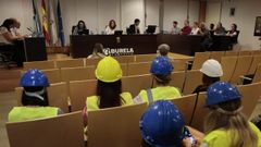 Directiva da ANPA con chalecos e cascos no pleno de Burela