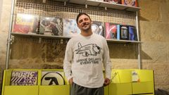 Jose Gonz�lez  Certain People  junto a la colecci�n de vinilos en su tienda Playground en Pontevedra