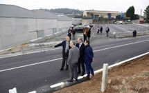 La Diputaci�n construye una acera que completar� la actuaci�n y unir� el p�rking con el hospital. 