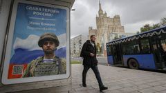 Un cartel que ensalza a los �h�roes de Rusia� en una parada de autob�s de Mosc�