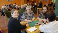 La poblaci�n se estanca y se abre la brecha entre j�venes y mayores (arriba, ayer en el Pazo). 