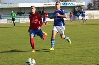 Karim no llega a un bal�n que se fue largo en una de las incursiones verinenses. 