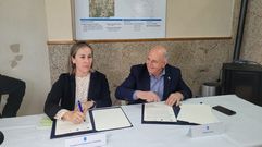 Un momento de la firma del convenio por parte de la conselleira y el alcalde de Pant�n