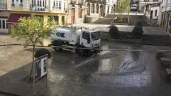 El cami�n de la limpieza realiza trabajos de desinfecci�n en la plaza de Espa�a