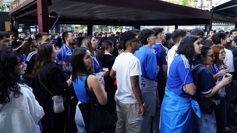 Aficionados del Oviedo observan este mi�rcoles, el partido entre el Eibar y el Oviedo, quienes se juegan la vuelta de la semifinal de la fase de ascenso a LaLiga EA Sports tras el empate del anterior enfrentamiento, en Oviedo