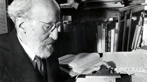 Men�ndez Pidal, en la mesa de su despacho de Chamart�n hacia 1955