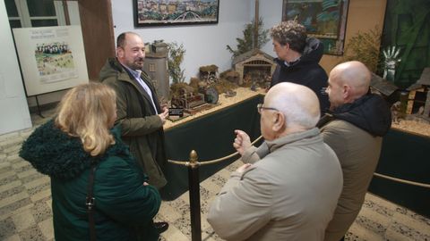 Meirelles, al fondo a la izquierda, recibi explicaciones sobre la historia y el fubncionamiento del beln