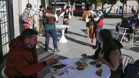 Una charanga anim el fin de las restricciones el pasado da 12 en Vern