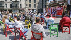 Los candidatos del PSOE Iv�n Puentes y Yoya Blanco, este s�bado, en un faladoiro sobre promoci�n econ�mica en A Peregrina, en Pontevedra
