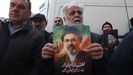 Un manifestante sostiene una foto de Mojtaba Jamen�i 