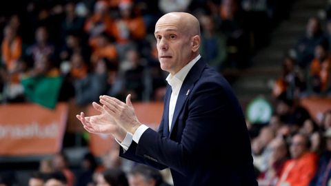 Carles Marco aplaudiendo a sus jugadores durante un encuentro del Leyma B&aacute;squet Coru&ntilde;a