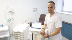 El enfermero del hospital de Lugo Alejandro Gonzlez, con un monitor porttil que se emplea en la hemodilisis domiciliaria.