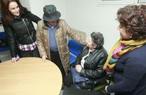 Gloria Otero, sentada, cont� su experiencia en la sede de la plataforma sanitaria. 