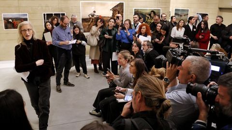 Annie Leibovitz explicando su exposicin en el Centro MOP a los medios de comunicacin