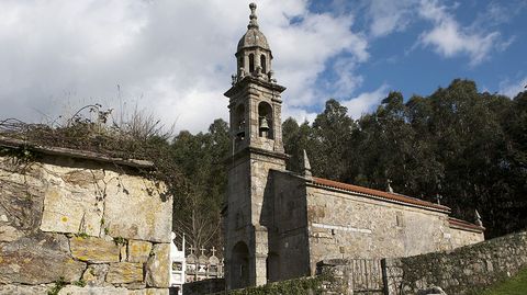 Touriñán (Muxía). Lo peor, el entorno. Al margen de la iglesia, lo que peor imagen transmite en San Martín de Touriñán es el entorno con la rectoral caída y las zarzas creciendo entre muros de calidad.