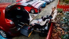 Al sacar a su hija del coche desde la plaza adaptada, la silla choca contra un muro.