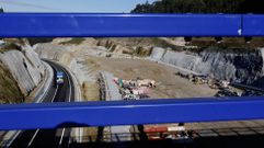 La autova, sorprendentemente, termina en Pontevedra con una isla de tierra en medio donde hay numeroso material de obra pese a que la va ya se ha estrenado.