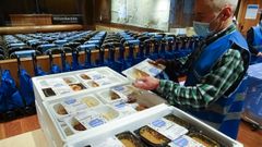 Un empleado repartiendo men�s durante el programa de Navidades