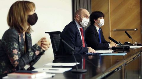 El vicepresidente y consejero de Administración Autonómica, Medio Ambiente y Cambio Climático, Juan Cofiño (c), preside este jueves la primera reunión del Comité Asesor de Fondos Europeos en Oviedo