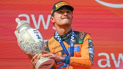 Lando Norris, con el trofeo de campe�n del Gran Premio de Hungr�a de f�rmula 1
